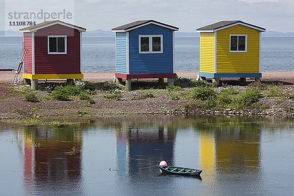 Bunt bemalte Hütten am Ufer des Atlantiks in Heart's Delight-Islington in Neufundland und Labrador  Kanada  Nordamerika
