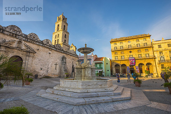 Plaza de San Francisco de Asis  La Habana Vieja (Alt-Havanna)  UNESCO-Weltkulturerbe  Havanna  Kuba  Westindien  Karibik  Mittelamerika