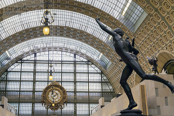 Innenraum der Kunstgalerie Musee D'Orsay  Paris  Frankreich  Europa