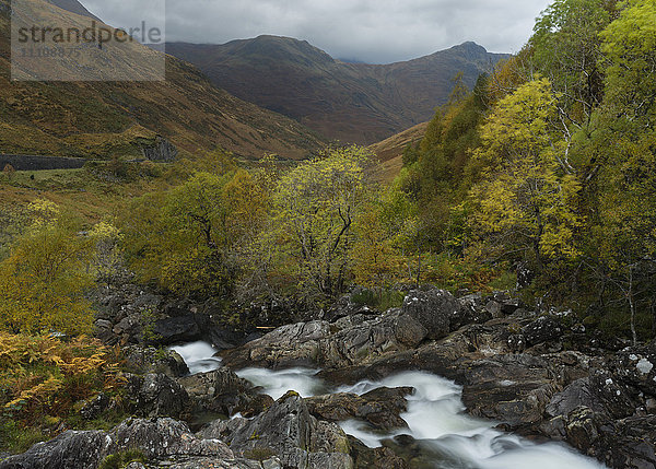 Eine Szene aus Glen Shiel  Inverness-Shire  Schottland  Vereinigtes Königreich  Europa