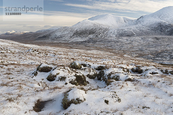Ein Winterblick auf die Sutherland-Berge Beinn Spionnaidh und Cranstackie  Sutherland  Schottland  Vereinigtes Königreich  Europa
