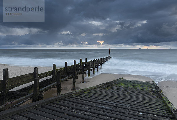 Eine Slipanlage und Buhnen am Strand von Walcott  Norfolk  England  Vereinigtes Königreich  Europa