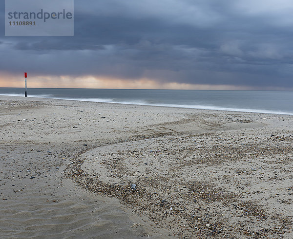 Ein dramatischer stürmischer Himmel an der Küste bei Winterton on Sea  Norfolk  England  Vereinigtes Königreich  Europa