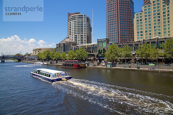 Flusskreuzfahrt auf dem Yarra River und Skyline der Stadt  Melbourne  Victoria  Australien  Pazifik