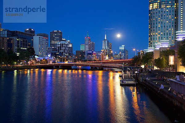 Skyline der Stadt von der Southbank Promenade  Melbourne  Victoria  Australien  Ozeanien