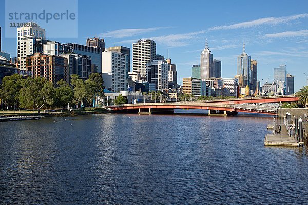 Yarra River und Skyline der Stadt  Melbourne  Victoria  Australien  Ozeanien