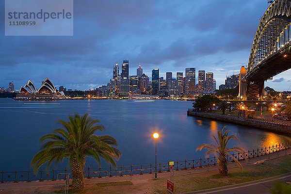 Opernhaus und Hafenbrücke von Nord-Sydney  Sydney  New South Wales  Australien  Ozeanien