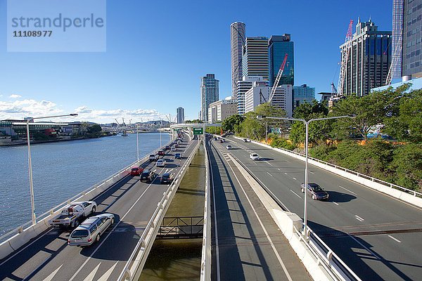 Skyline der Stadt und Pacific Motorway von der Victoria Bridge  Brisbane  Queensland  Australien  Ozeanien