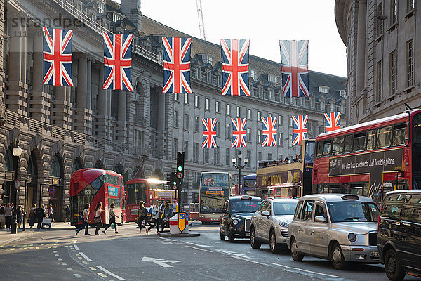 Union Jacks in der Regent Street  London  England  Vereinigtes Königreich  Europa