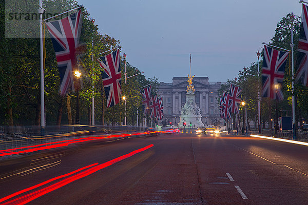Union Jacks on The Mall  Buckingham Palace  London  England  Vereinigtes Königreich  Europa