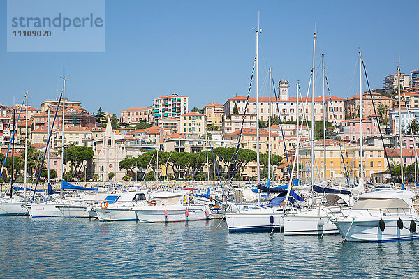 Blick auf den Hafen von Imperia  Imperia  Ligurien  Italien  Europa