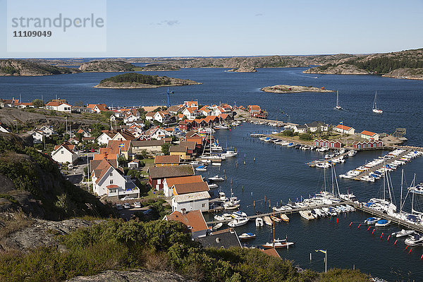 Blick über Hafen und Stadt vom Vetteberget-Kliff  Fjallbacka  Bohuslan-Küste  Südwestschweden  Schweden  Skandinavien  Europa