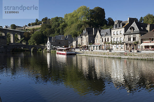 Der Hafen und der Fluss Rance  Dinan  Cotes d'Armor  Bretagne  Frankreich  Europa