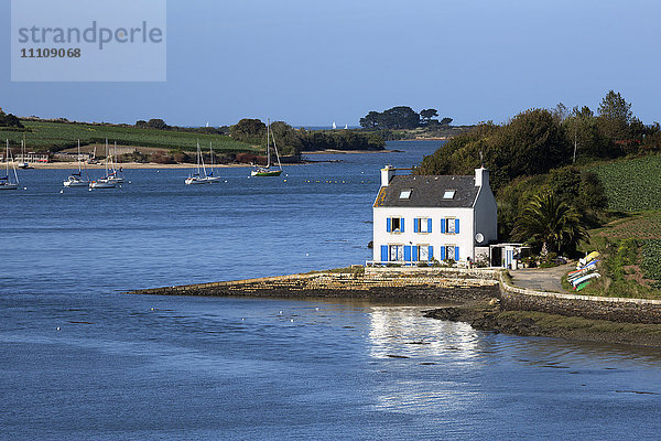 Typisches französisches Landhaus an der Penze-Mündung von der Pont de la Corde aus gesehen  in der Nähe von Carantec  Finistere  Bretagne  Frankreich  Europa