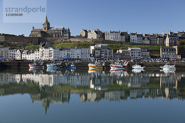 Hafen und Oberstadt  Granville  Normandie  Frankreich  Europa