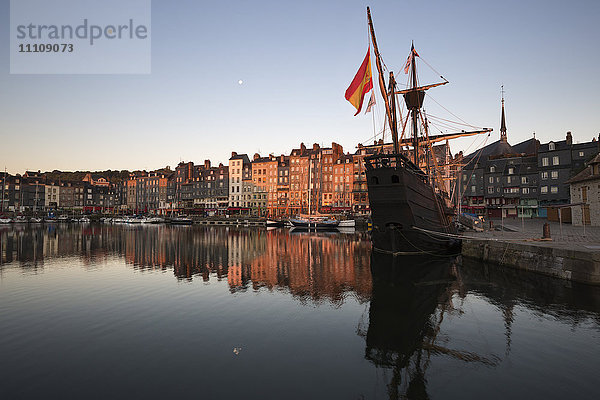 Vieux Bassin mit Blick auf den Saint Catherine Quay mit nachgebauter Galeone in der Morgendämmerung  Honfleur  Normandie  Frankreich  Europa