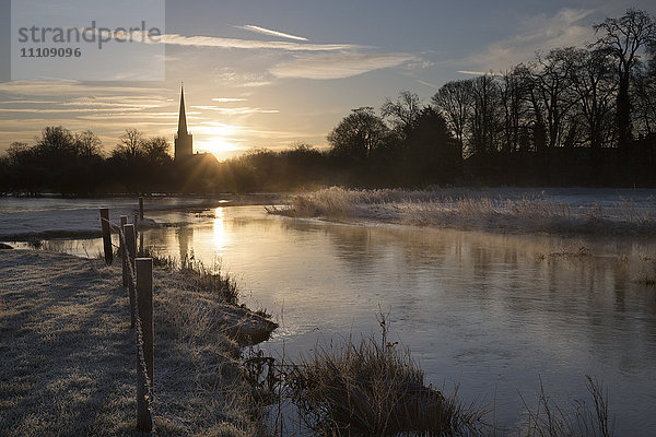 Kirche von Burford und Fluss Windrush an einem frostigen Wintermorgen  Burford  Cotswolds  Oxfordshire  England  Vereinigtes Königreich  Europa