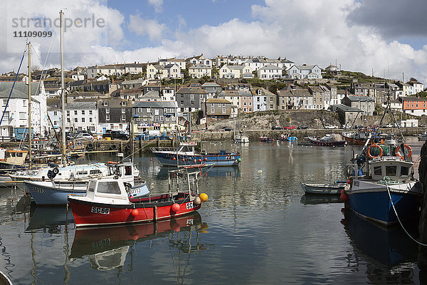 Fischerboote im Fischereihafen  Mevagissey  Cornwall  England  Vereinigtes Königreich  Europa