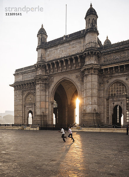 Sonnenaufgang hinter dem Gateway to India  Mumbai (Bombay)  Indien  Südasien