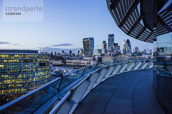 Blick vom Dach des Rathauses über die Skyline der City of London  London  England  Vereinigtes Königreich  Europa