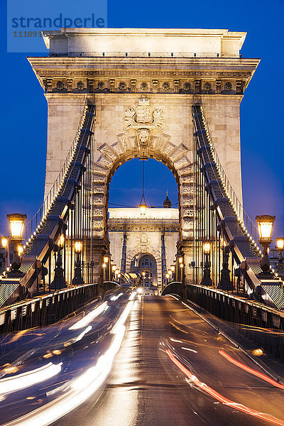 Kettenbrücke bei Nacht  UNESCO-Weltkulturerbe  Budapest  Ungarn  Europa