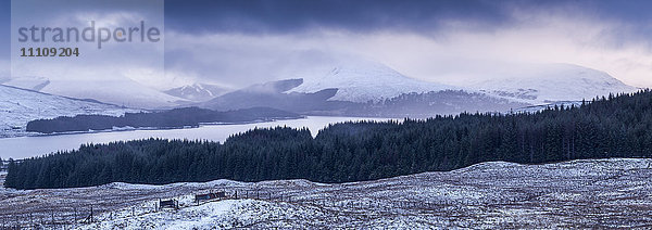 Loch Tulla und die umliegenden Berge  Highlands  Schottland  Vereinigtes Königreich  Europa