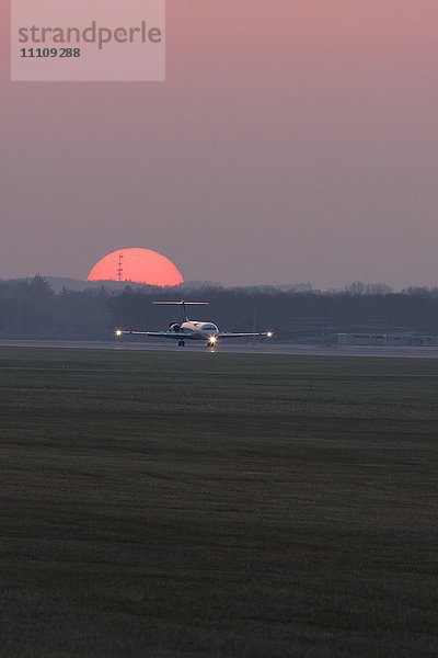 Flugzeug auf Landebahn  Flughafen München  München  Bayern  Deutschland  Europa