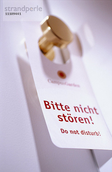 Bitte nicht stören Schild an der Tür eines Hotelzimmers  Deutschland  Europa