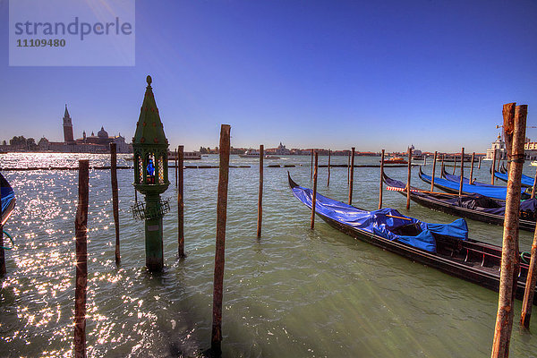 Gondeln am Pier  Venedig  Italien  Europa