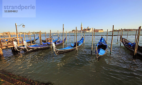 Gondeln am Pier  Venedig  Italien  Europa