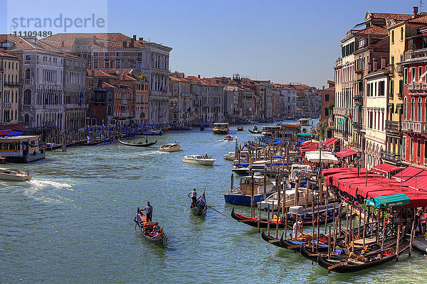 Gondeln auf dem Canale Grande  Venedig  Italien  Europa