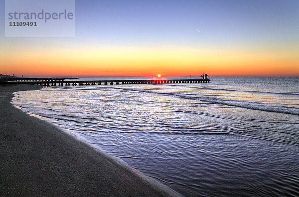 Fischer bei Sonnenaufgang  Lido di Jesolo  Venetien  Italien  Europa