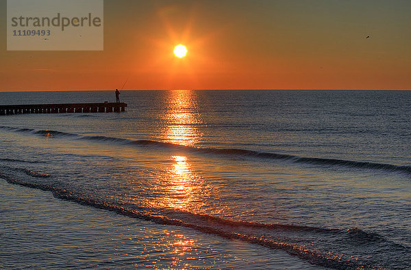 Fischer bei Sonnenaufgang  Lido di Jesolo  Venetien  Italien  Europa