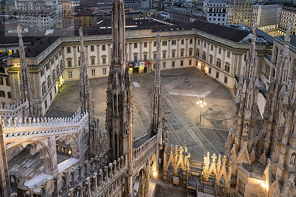 Italien  Mailänder Dom  Metropolitandom-Basilika Santa Maria degli Natività  Palazzo Reale und der Platz davor  vom Dach des Doms aus gesehen  zwischen den Marmortürmen; bg: Glockenturm der Kirche Sankt Gotthard von Hildesheim