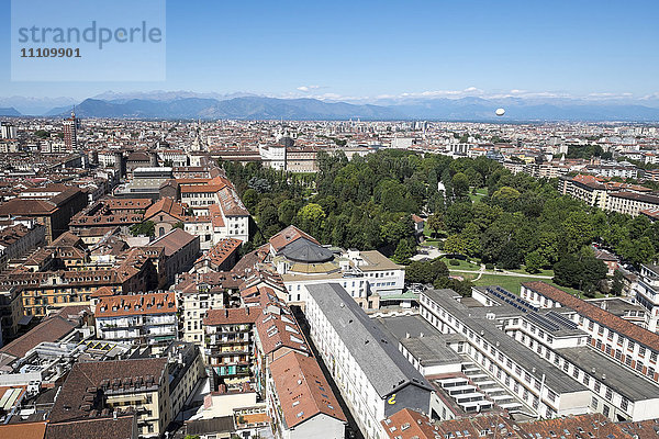 Italien  Piemont  Turin  Panoramablick auf die Stadt von der Mole Antonelliana; Königliche Gärten und Palast