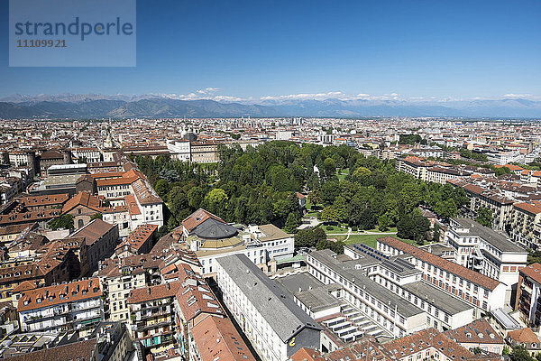 Italien  Piemont  Turin  Panoramablick auf die Stadt von der Mole Antonelliana; Königliche Gärten und Palast