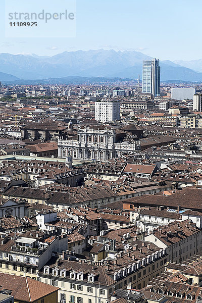 Italien  Piemont  Turin  Panoramablick auf die Stadt von der Mole Antonelliana  dem Palazzo Carignano und dem San Paolo-Wolkenkratzer