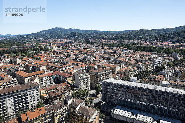 Italien  Piemont  Turin  Panoramablick auf die Stadt von der Mole Antonelliana; bg: Superga-Hügel