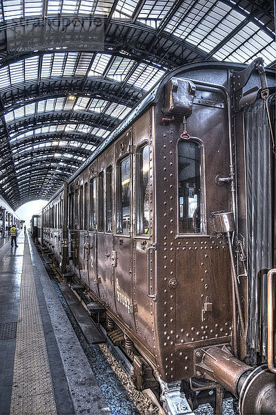 Italien  Lombardei  Bahnhof Milano Centrale  historischer Zug für Touristen