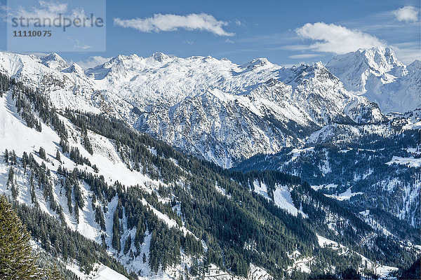 Österreich  Biosphärenpark Großes Walsertal  Lechquellengebirge  das Tal und die Nordtiroler Kalkalpen mit der Roten Wand (2.704 m) vom Hahnenkopfle (1780 m)