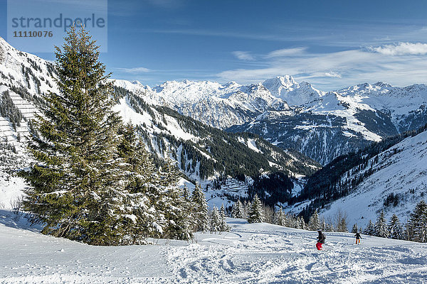 Österreich  Biosphärenpark Großes Walsertal  Lechquellengebirge  das Tal und die Nordtiroler Kalkalpen mit der Roten Wand (2.704 m) vom Hahnenkopfle (1780 m)