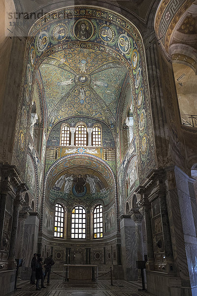 Italien  Emilia-Romagna  Ravenna  Die Basilika San Vitale ist eines der bedeutendsten Denkmäler der frühchristlichen Kunst in Italien. Die achteckige Kirche wurde 548 von Erzbischof Maximian geweiht.