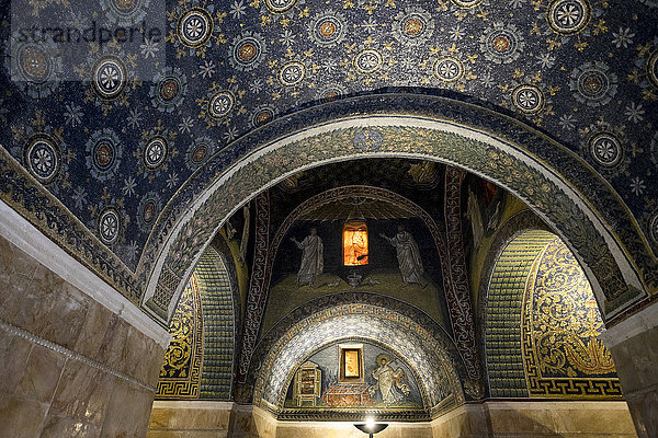 Italien  Emilia-Romagna  Ravenna  Das Mausoleum der Galla Placidia (386-452)  Schwester des römischen Kaisers Honorius  ist ein christliches Grabdenkmal. Mosaike