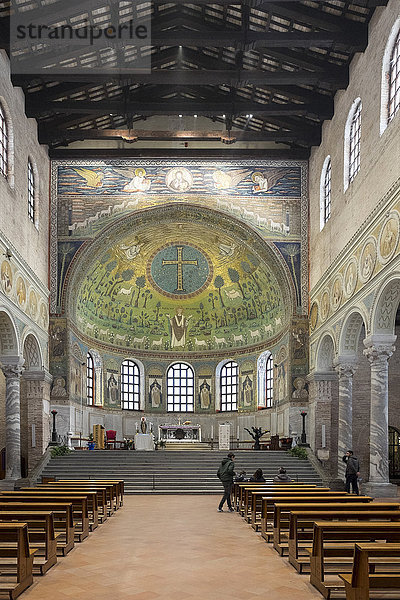 Italien  Emilia-Romagna  Die Basilika Sant' Apollinare in Classe ist ein bedeutendes Denkmal der byzantinischen Kunst in der Nähe von Ravenna. Die Apsis ist üppig mit Mosaiken verziert.