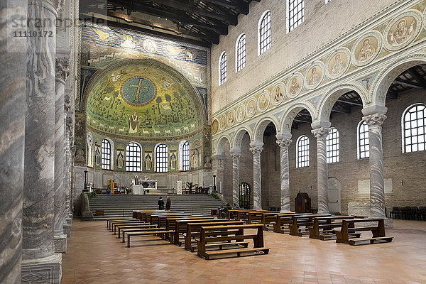 Italien  Emilia-Romagna  Die Basilika Sant' Apollinare in Classe ist ein bedeutendes Denkmal der byzantinischen Kunst in der Nähe von Ravenna. Die Apsis ist üppig mit Mosaiken verziert.