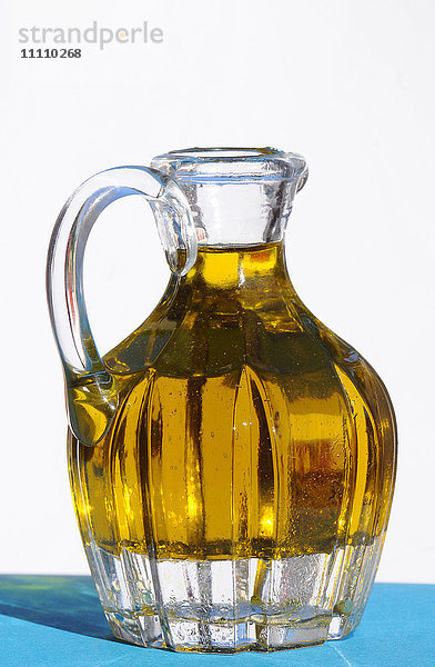 Eine Flasche frisches Olivenöl
