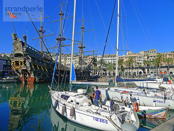 Europa   Italien   Ligurien     der Porto Vecchio  der alte Hafen  die Nachbildung einer Galeone