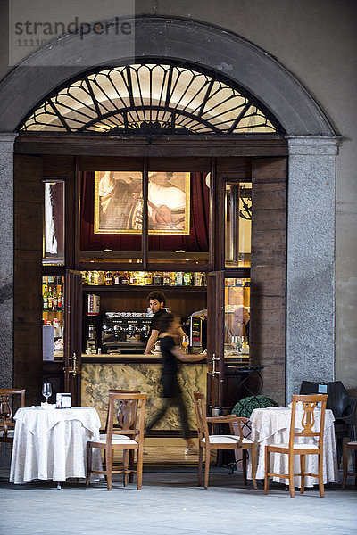 Italien  Lombardei  Cremona  Bar Portici auf der Piazza del Comune