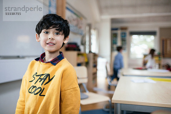 Porträt eines Jungen  der im Klassenzimmer steht