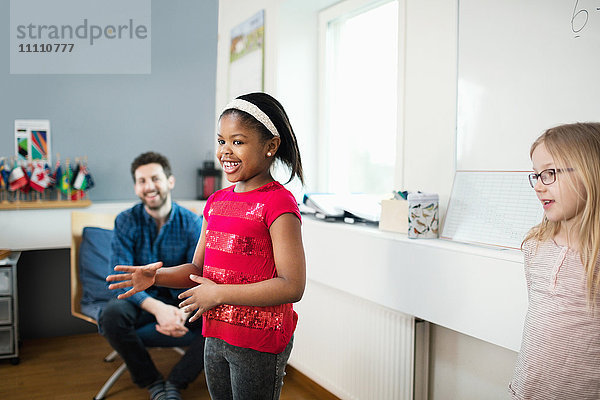 Lächelnder Schüler erklärt im Klassenzimmer der Schule